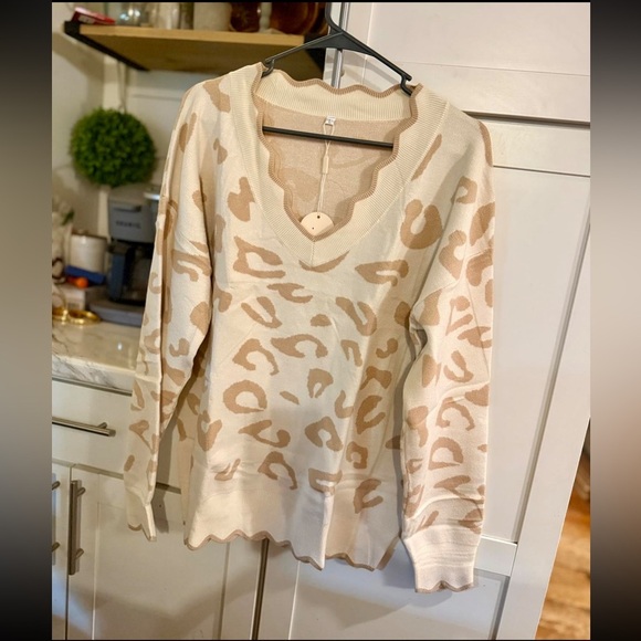 Sweaters - ✨ Luxe Neutral Leopard Scalloped V-Neck Sweater